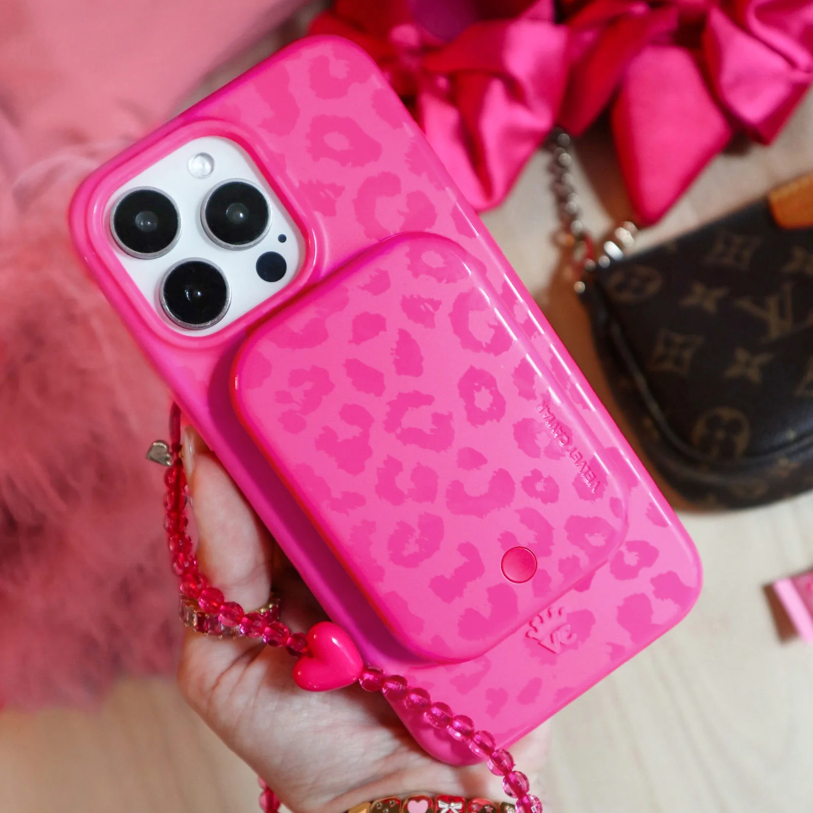 Even Hotter Pink Leopard MagSafe Battery Power Pack - Image 2